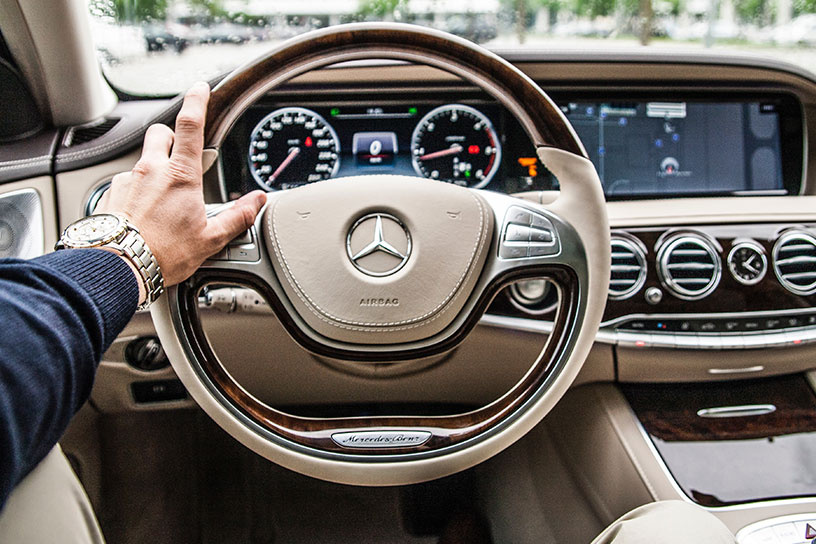 Mercedes Benz Lenkrad und Luxus Uhr