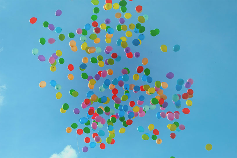 Viele bunte Balloons vor einem blauem Himmel. 